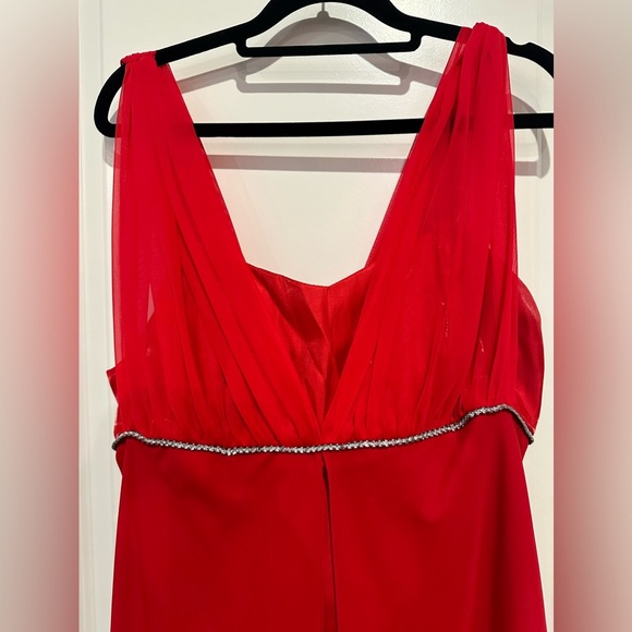 Elegant Red Evening Gown - Picture 5 of 6